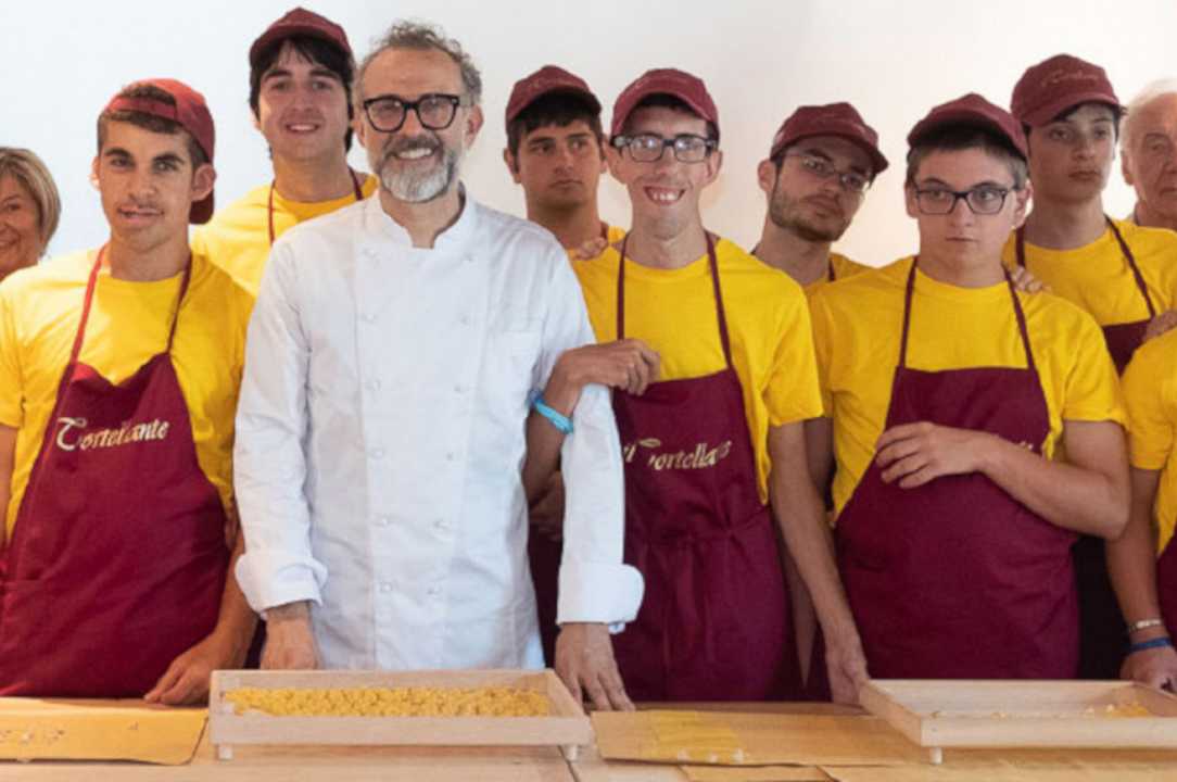 Chef Massimo Bottura a lezione di tortellini dai ragazzi autistici