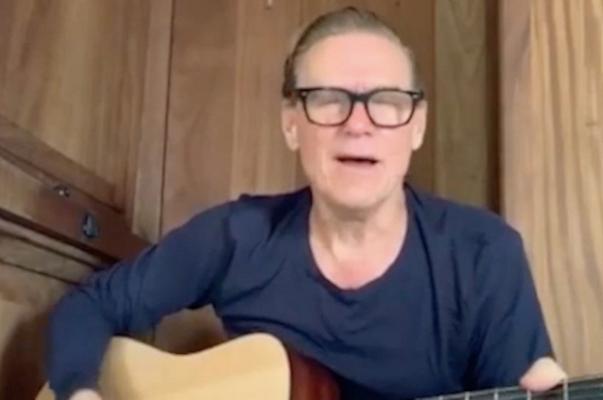 Bryan Adams se la prende con i “mangia pipistrelli”, poi si scusa