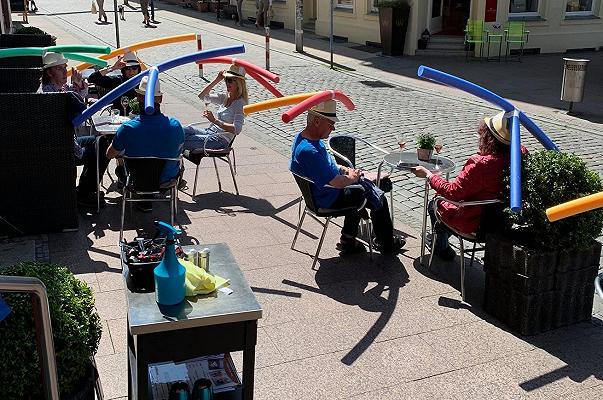 Bar: in Germania cappelli con cilindri da piscina per il distanziamento sociale