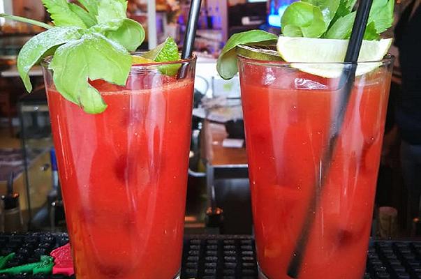 Padova: bar serve spritz al bancone violando l’obbligo di asporto, chiuso