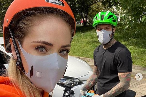 Chiara Ferragni e Fedez distribuiscono cibo ai bisognosi a Milano