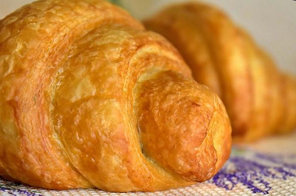 Treviso: mangiano brioche fuori dalla pasticceria, multati clienti e titolare