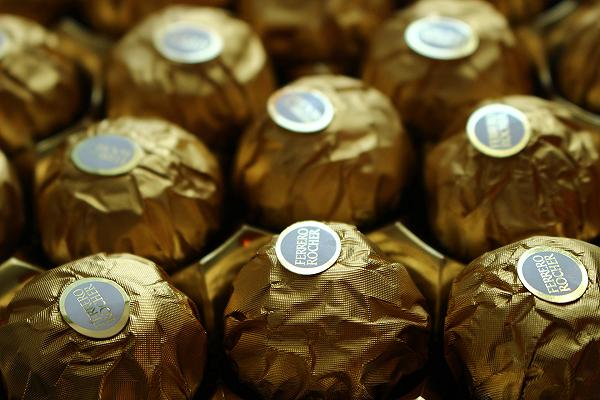 Ferrero Rocher: storia e simbologia del cioccolatino più venduto al mondo