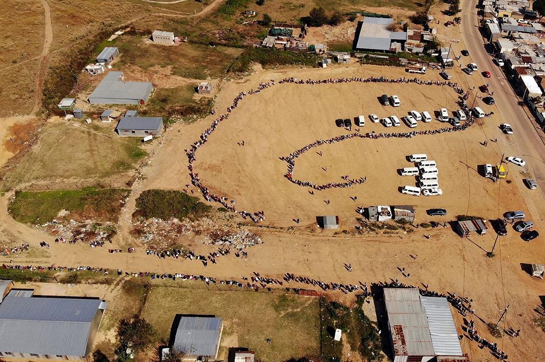 Sudafrica, coda di persone in attesa di cibo lunga 4 km