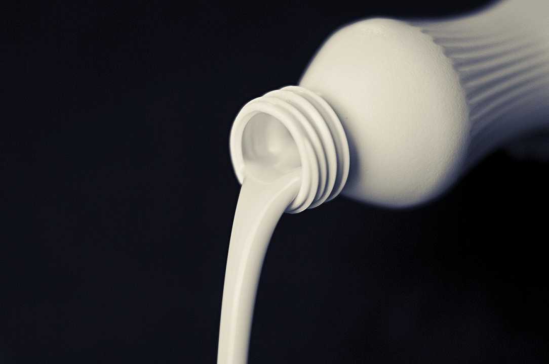 Latte, il prezzo potrebbe superare i 2 euro al litro a causa del caro bollette