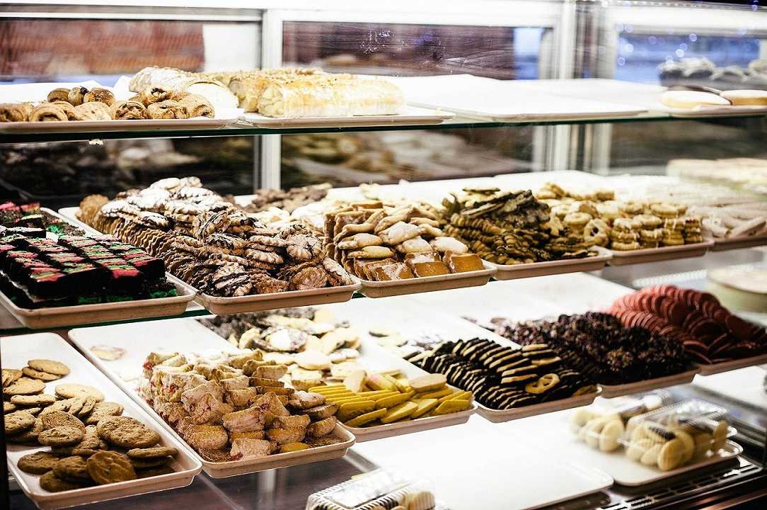 Palma Campania: 50 kg di dolci sequestrati in una pasticceria