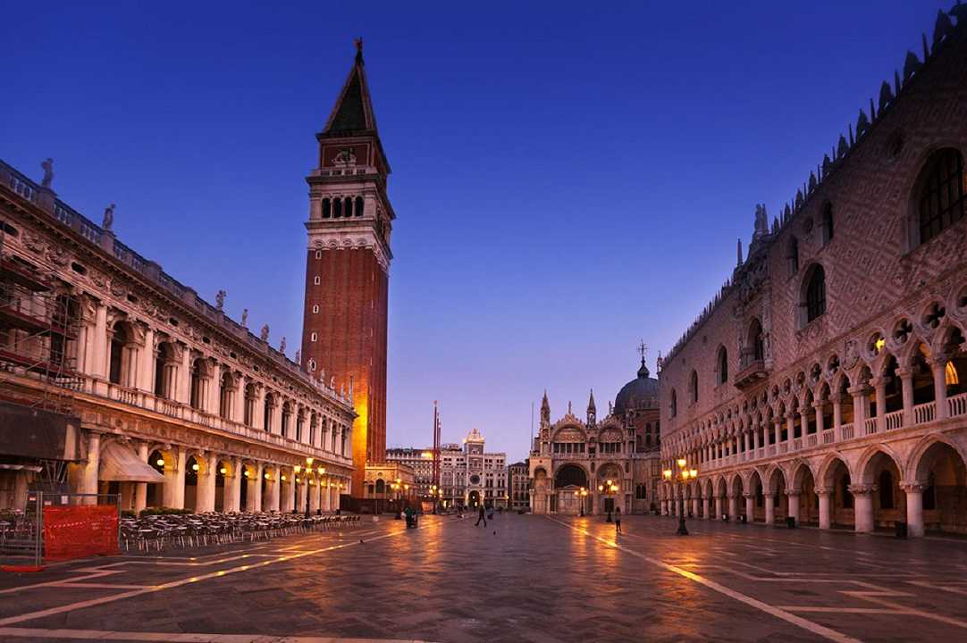 Venezia: San Marco piena di ombrelloni è la proposta (choc) per salvare i locali