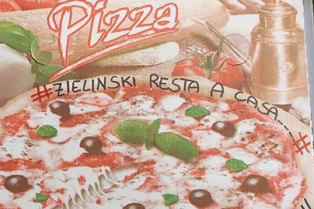 Napoli, pizza personalizzata a Piotr Zielinski: “Resta a casa. A te ci pensiamo noi”