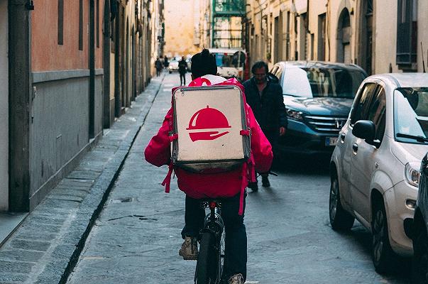 Rider in protesta a Bologna: “Siamo lavoratori essenziali, ma guadagniamo 3 euro l’ora”