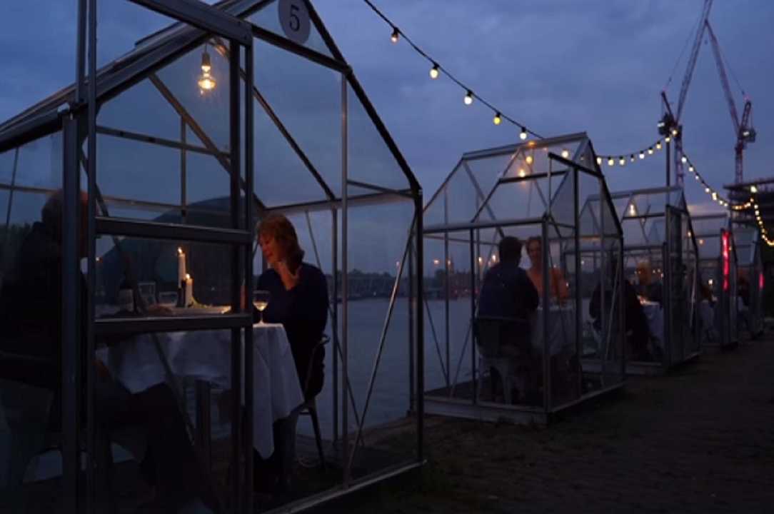 Ristoranti: ad Amsterdam i tavoli diventano serre private, per conviventi