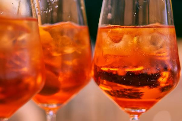 Napoli: folla senza mascherina per aperitivi e spritz al Vomero, ripartono i controlli