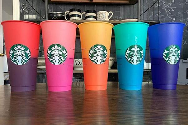 Starbucks lancia la tazza riutilizzabile, con un pessimo tempismo