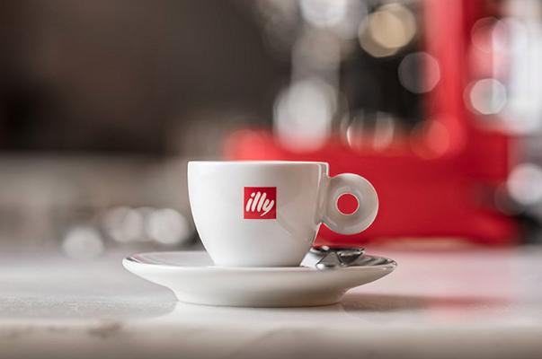 Caffè: Illy festeggia la riapertura offrendone uno in tutti i suoi bar