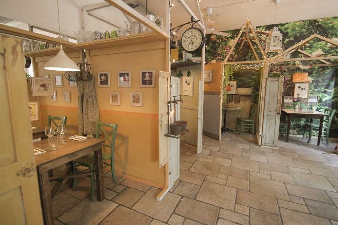 Milano: al ristorante “Capra e Cavoli” i tavoli diventano piccole casette per il distanziamento
