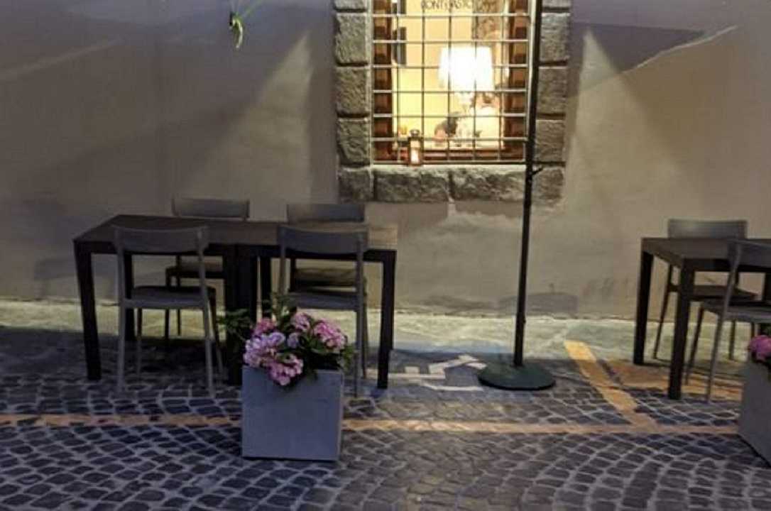 Viterbo: ad un ristorante tavoli all’aperto sopra il parcheggio per disabili