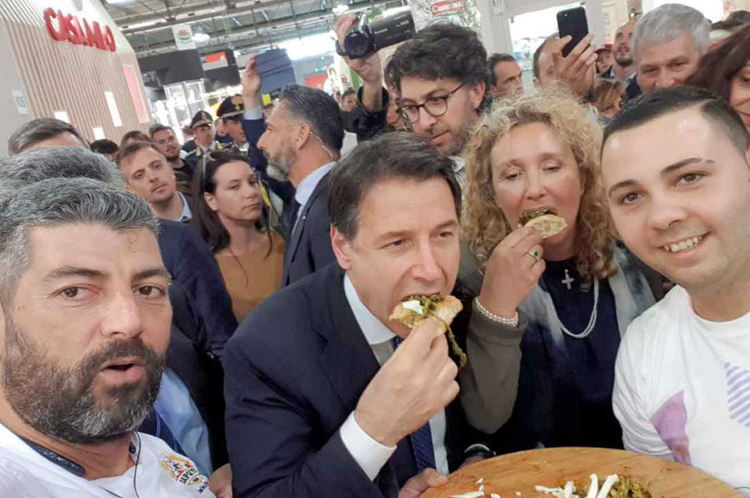 Giuseppe Conte mangia la pizza “Dpcm” e la prende con ironia