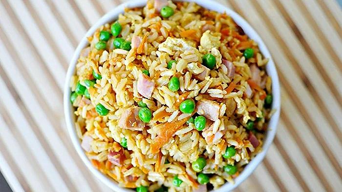 Come fare il riso fritto cinese, dalla tradizione “cantonese” inesistente