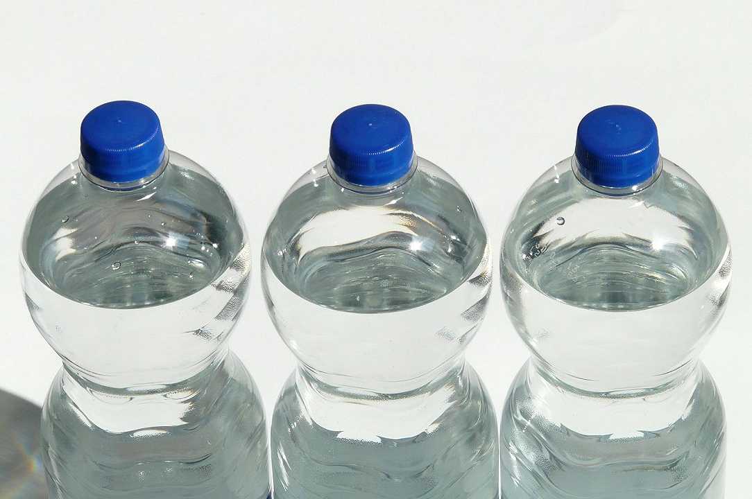 Acqua minerale: raddoppiate le vendite di quella imbottigliata in plastica