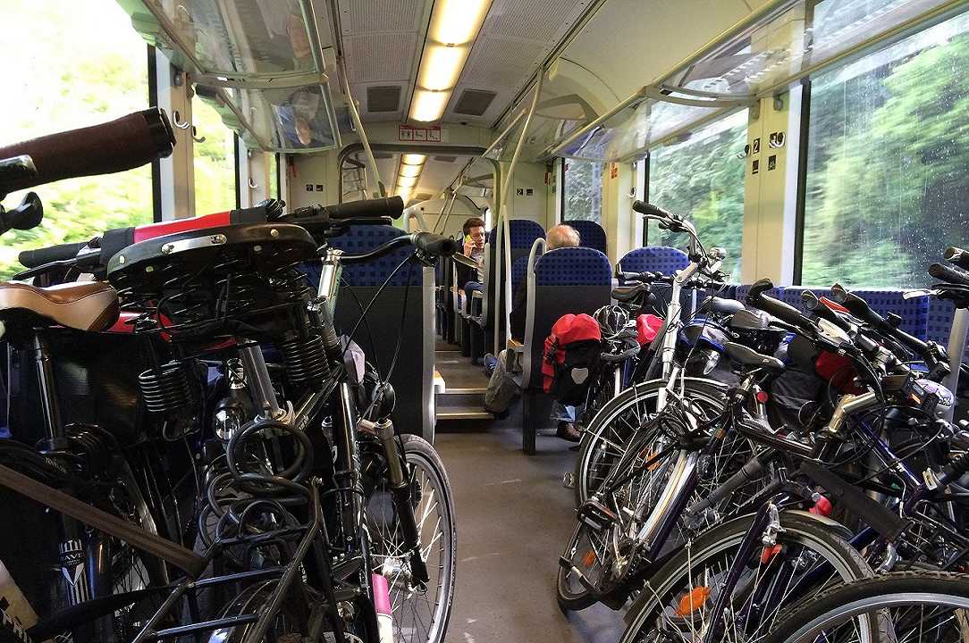 Milano: Trenord non lascia salire un rider sul treno con la bici, insorgono le associazioni