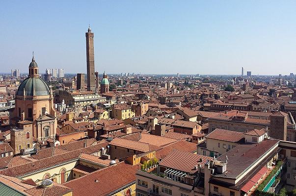 Bologna: stop all’alcol da asporto dalle 22 e alimentari chiusi dalle 21