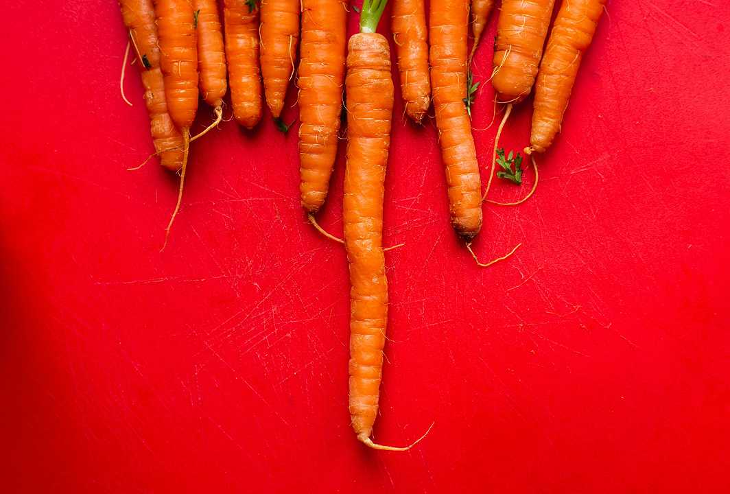 Bucce di carote: 10 idee e ricette per usarle in cucina