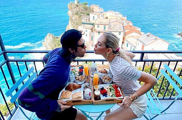 Chiara Ferragni e Fedez prenotano in un ristorante e non vanno: ristoratore infuriato