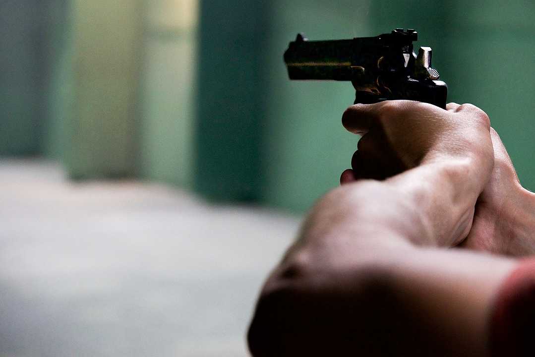 Napoli, ruba la pistola a un vigilante e spara contro i clienti del bar: quattro feriti