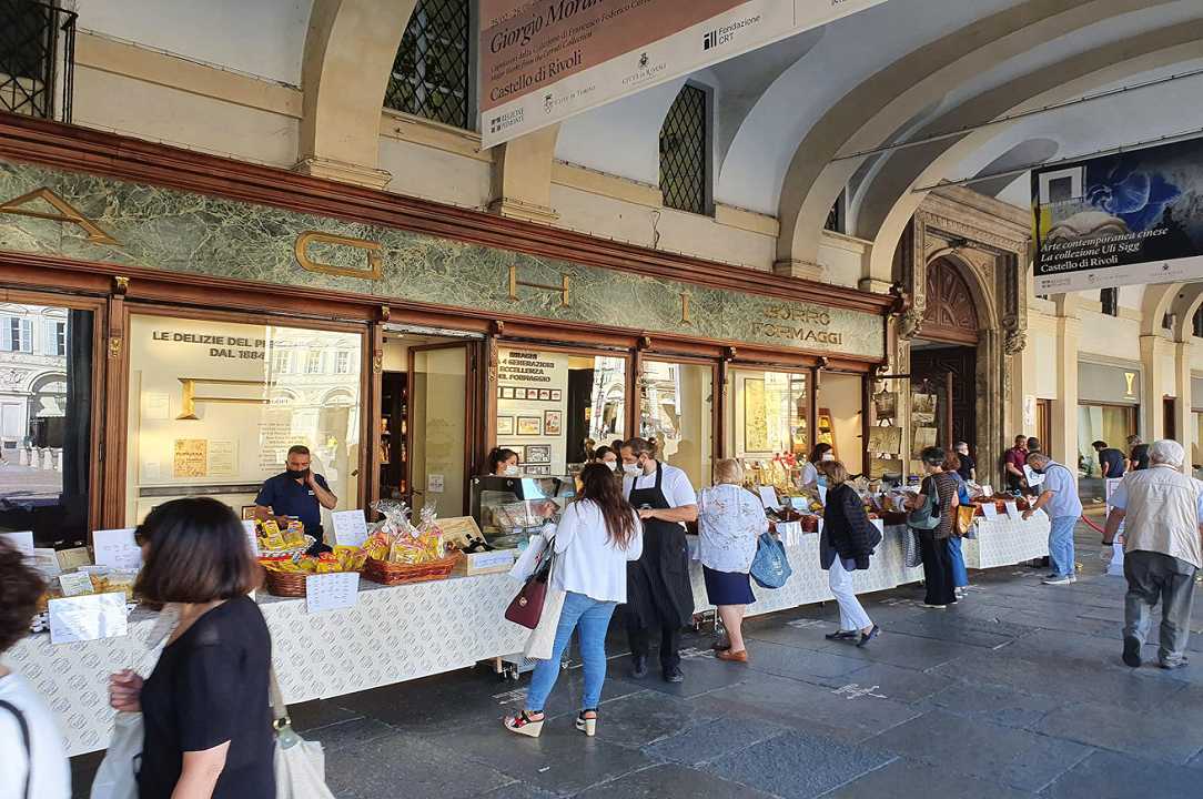 Torino: Biraghi riapre trasformando il suo negozio in un banco del mercato