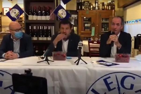 Matteo Salvini mangia ciliegie mentre Luca Zaia parla dei bimbi morti a Verona: Twitter si scatena