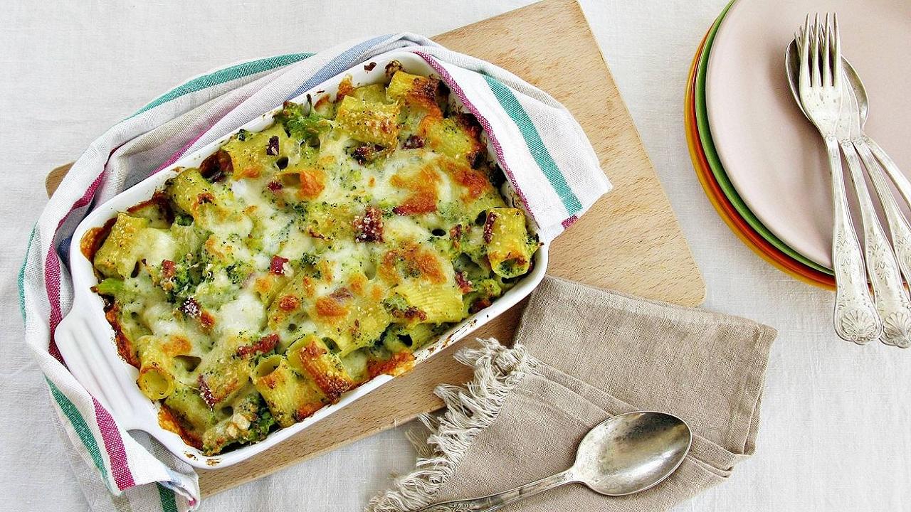 Pasta al forno con broccoli e speck