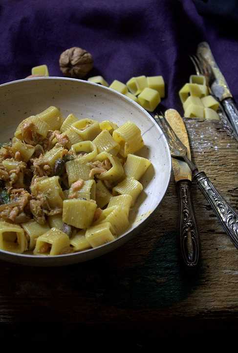 Pasta salmone noci e pistacchio