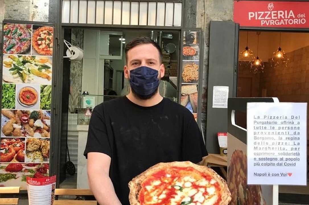Pizza gratis ai bergamaschi: l’iniziativa di un pizzaiolo napoletano