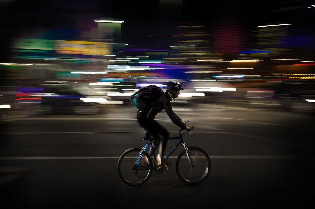 Rider a Milano in protesta bloccano il traffico: vogliono portare le bici sui treni