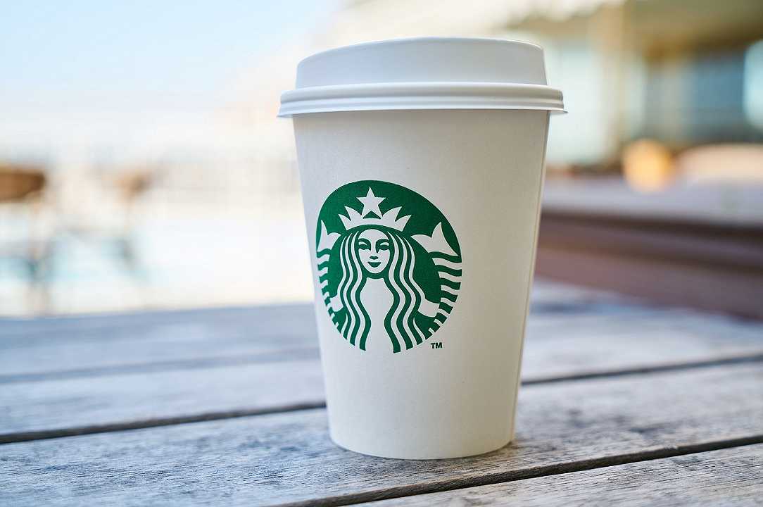 Starbucks: stop alle pubblicità sui social network