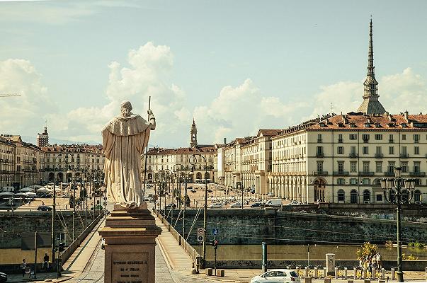 Torino: strade chiuse al traffico e lasciate ai dehors per alleggerire la movida