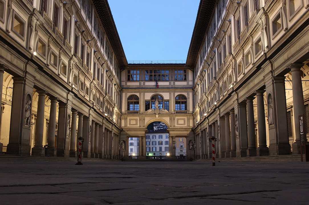 Firenze: turisti mangiano sui gradini degli Uffizi, scoppiano le polemiche