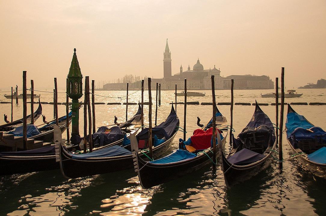 Venezia: multa al bar che usava 2 barche per aumentare la superficie del locale