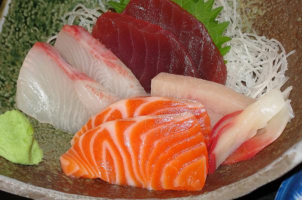 Giappone, 25enne mangia sashimi avariato e le cresce un verme attorno alla tonsilla