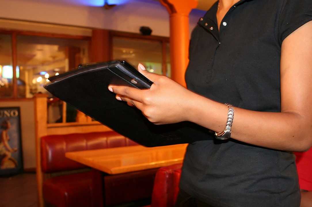 Campania: 6 camerieri positivi in un ristorante, ma i clienti hanno dato nomi falsi