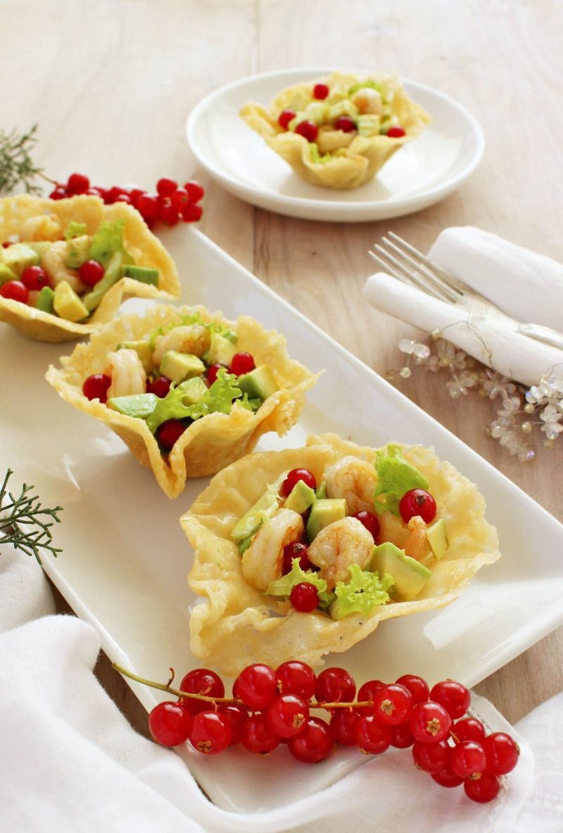 Cestini di parmigiano con gamberi e avocado - Dissapore