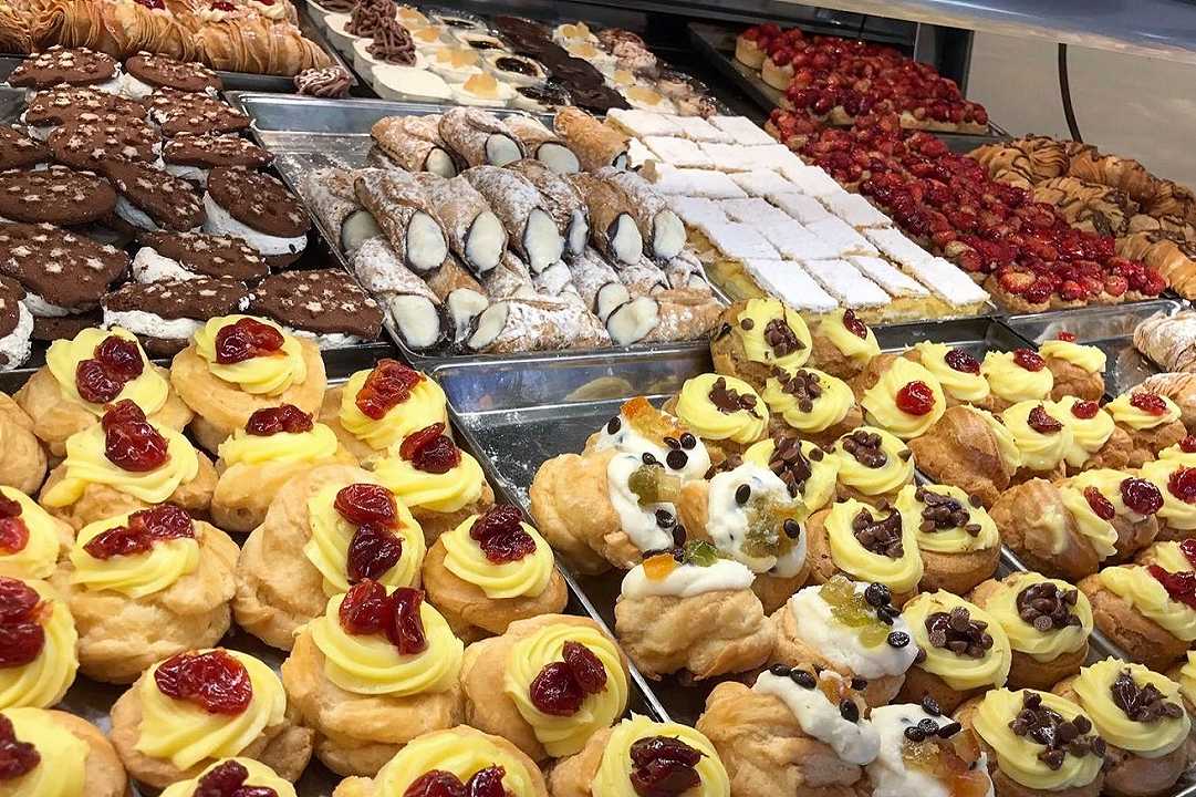 Napoli, sequestrati 450 kg di dolci mal conservati: Carabinieri chiudono un bar di Afragola