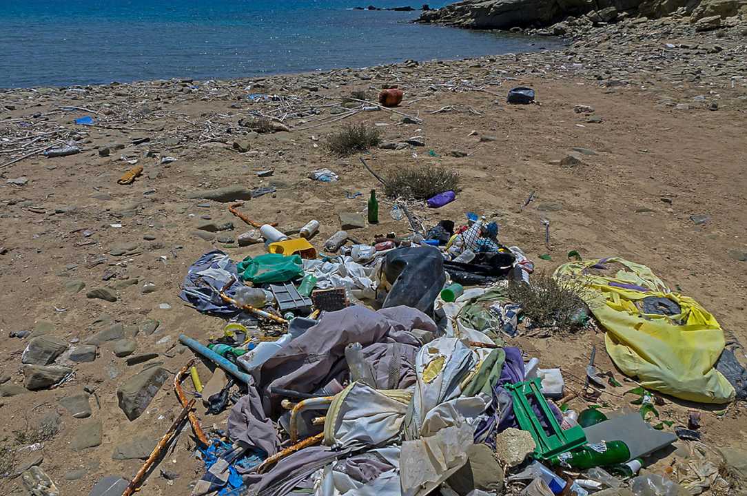 Brindisi: carne avariata tra i rifiuti in spiaggia, due intossicati