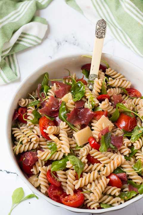 Pasta fredda con bresaola e rucola