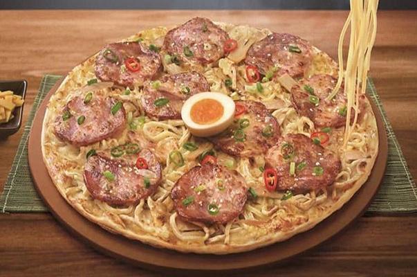 Pizza Hut lancia la pizza Ramen farcita con i noodles