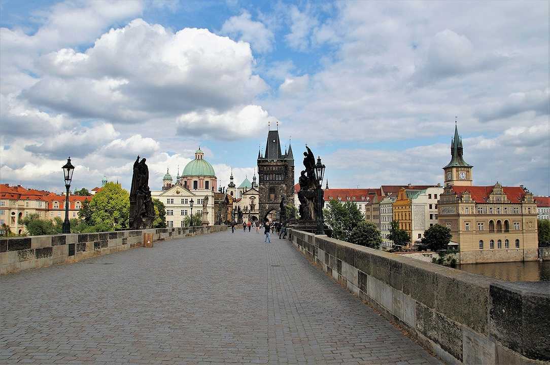 Praga: maxi banchetto sul ponte Carlo per festeggiare la “fine” del Coronavirus