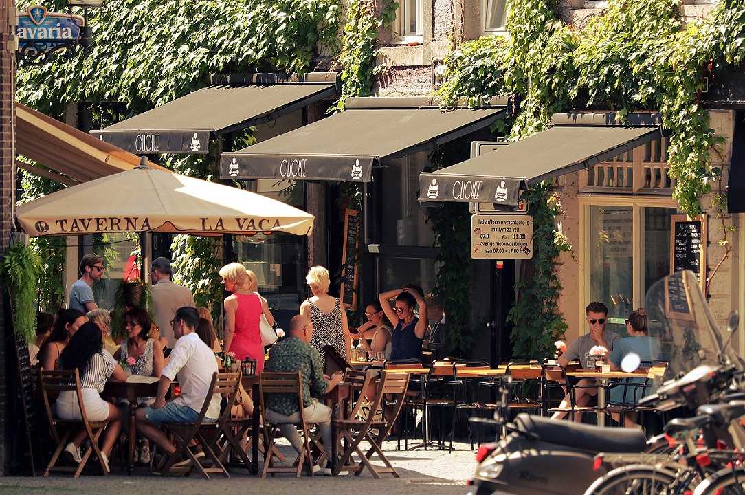 Napoli: proteste dei ristoratori per i motorini che sfrecciano fra i tavoli dei dehors