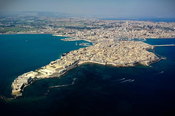 Siracusa: migranti vogliono cibo migliore e sequestrano il personale