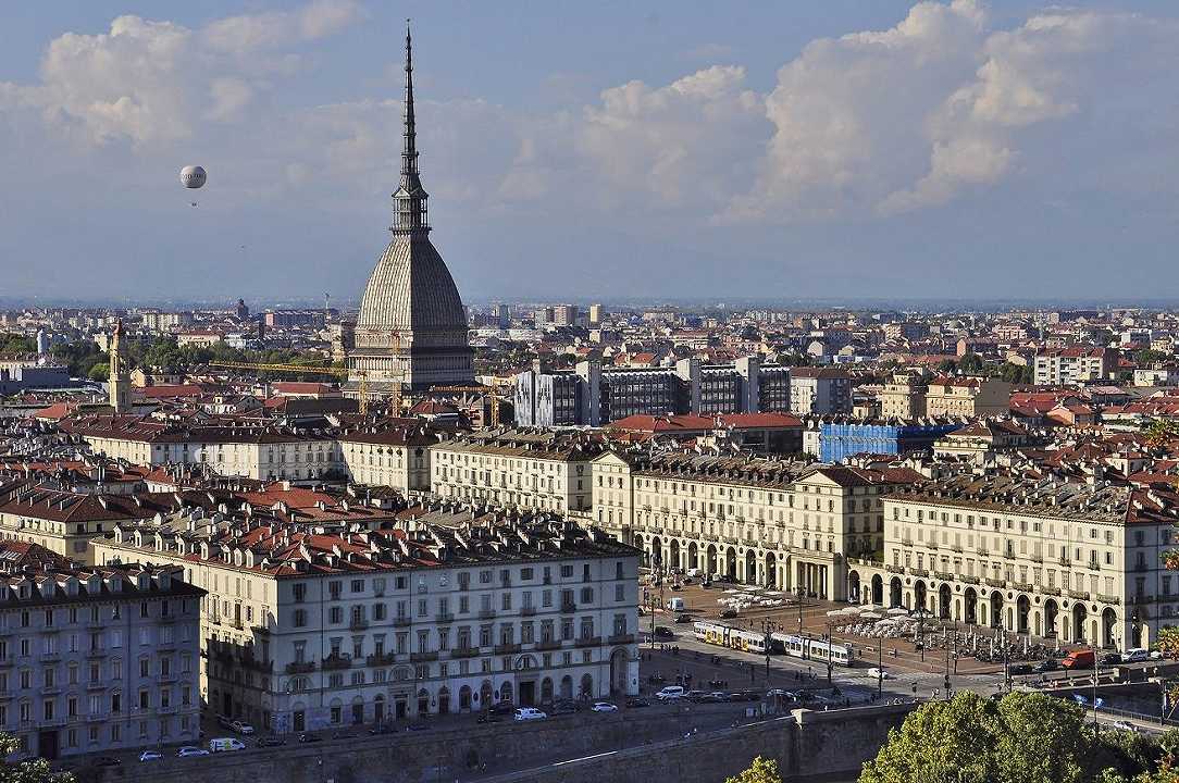 Torino: locali chiusi alle 2 e divieto di vendita di alcol da asporto dopo le 21