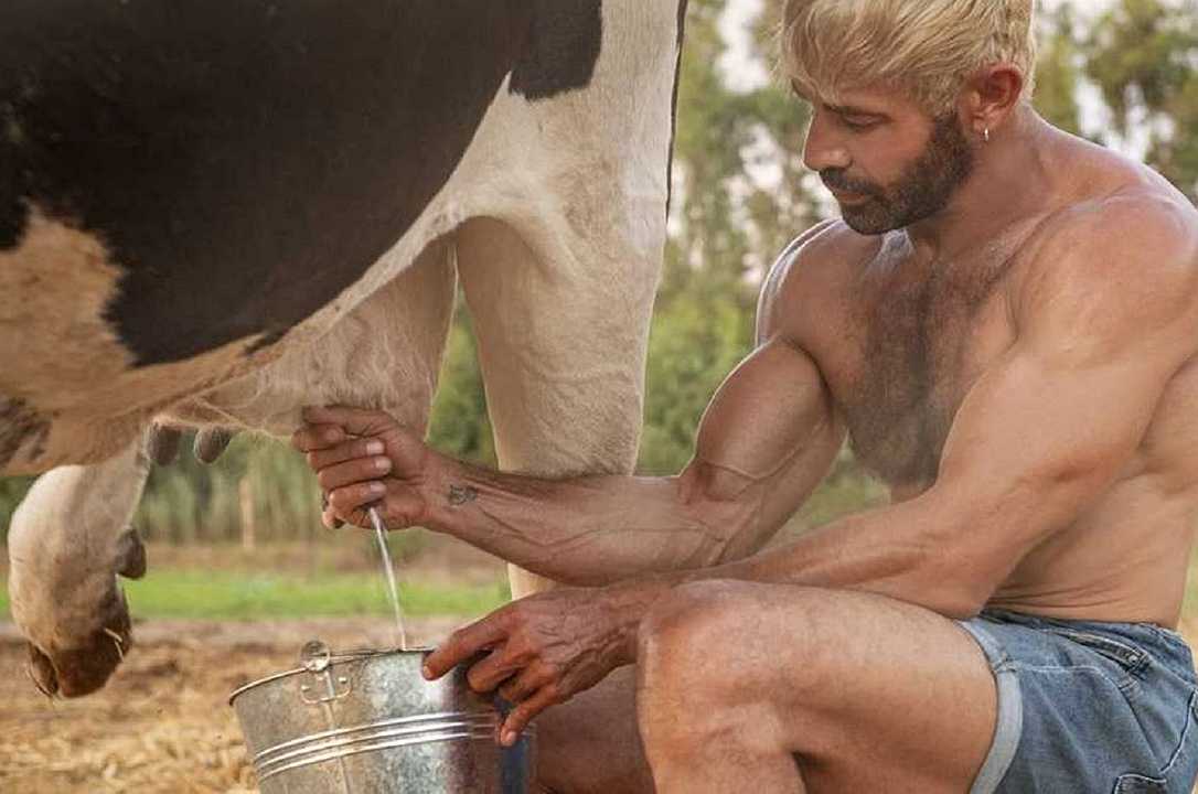 Gianni Sperti promuove il Pecorino Sardo mungendo una vacca
