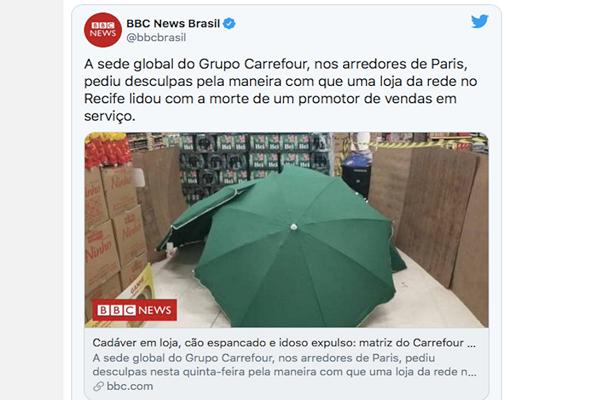 Carrefour: in Brasile un cadavere viene coperto da ombrelloni per non chiudere il supermercato